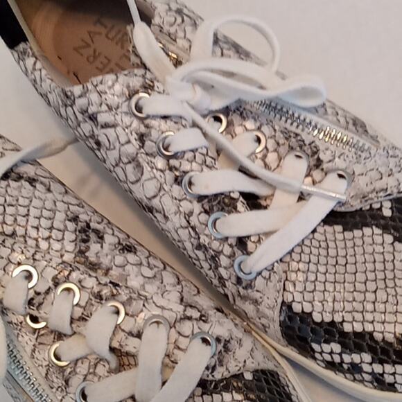 Naturalizer Women's Size 8M snakeskin embossed leather low top sneakers. Comfy - Picture 3 of 7